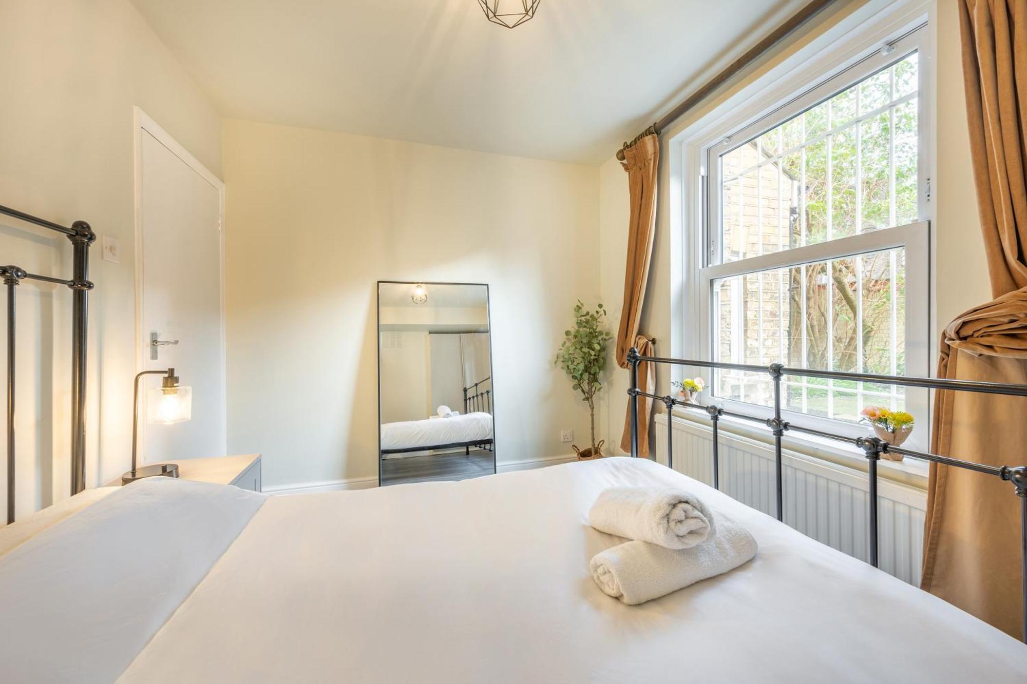Kensington - Two Bedroom With Garden Apartment London