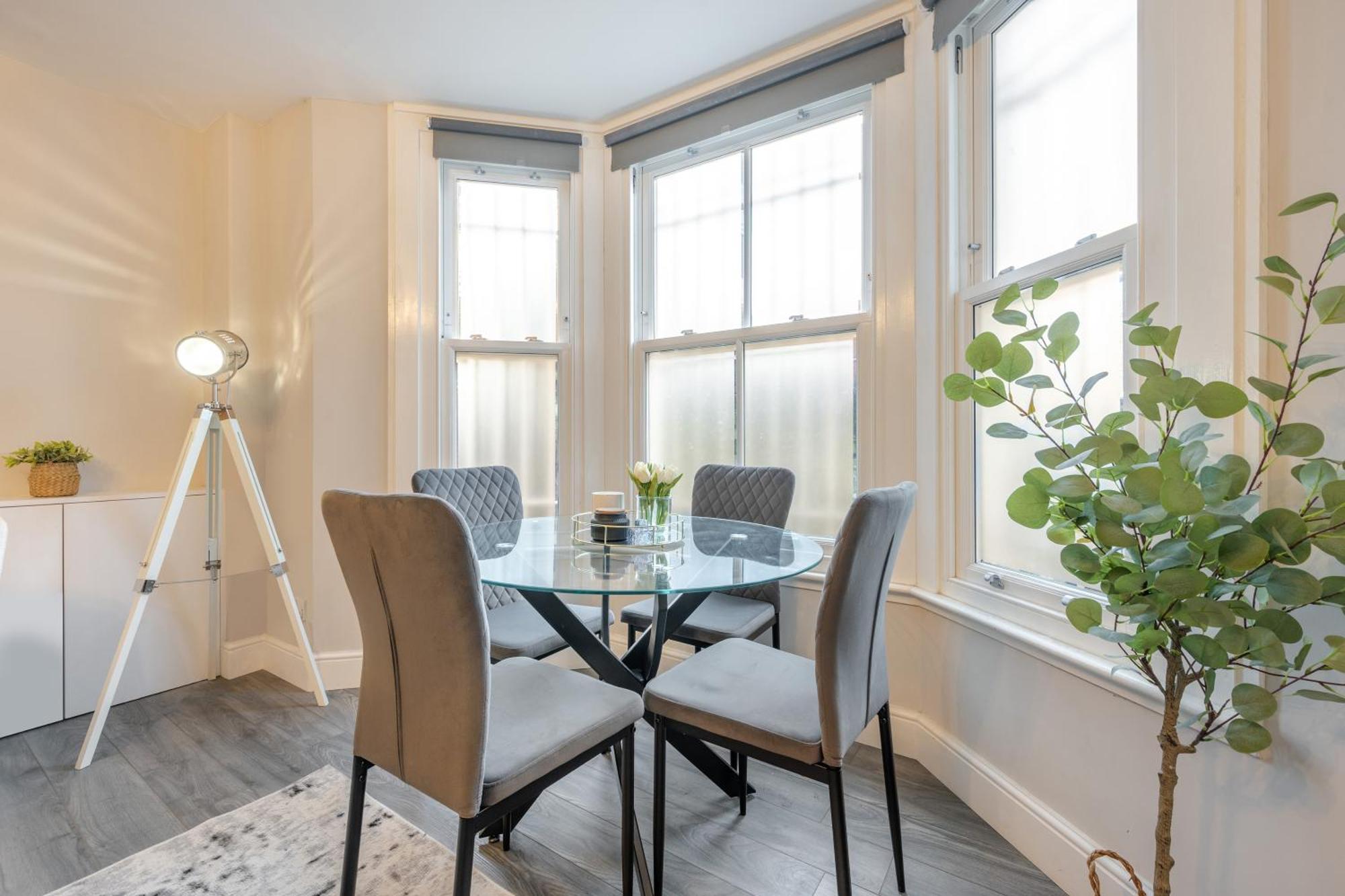 Kensington - Two Bedroom With Garden *